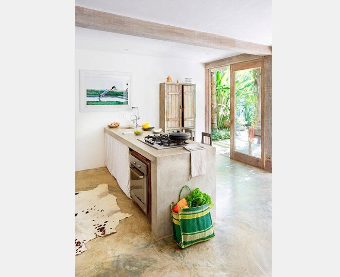Очень простая и компактная кухня из бетона, вилла Casa Lola