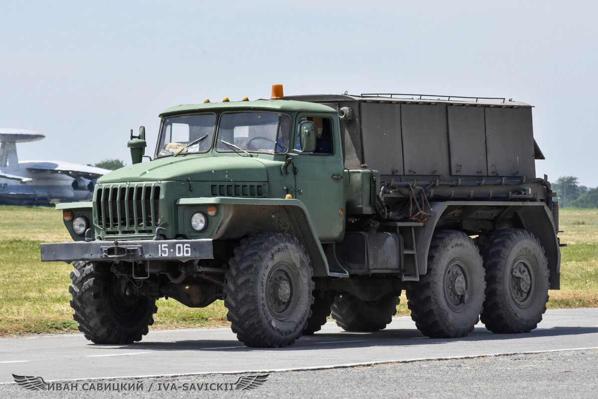 АПА-5, если не ошибаюсь, Аэродромный пусковой агрегат.