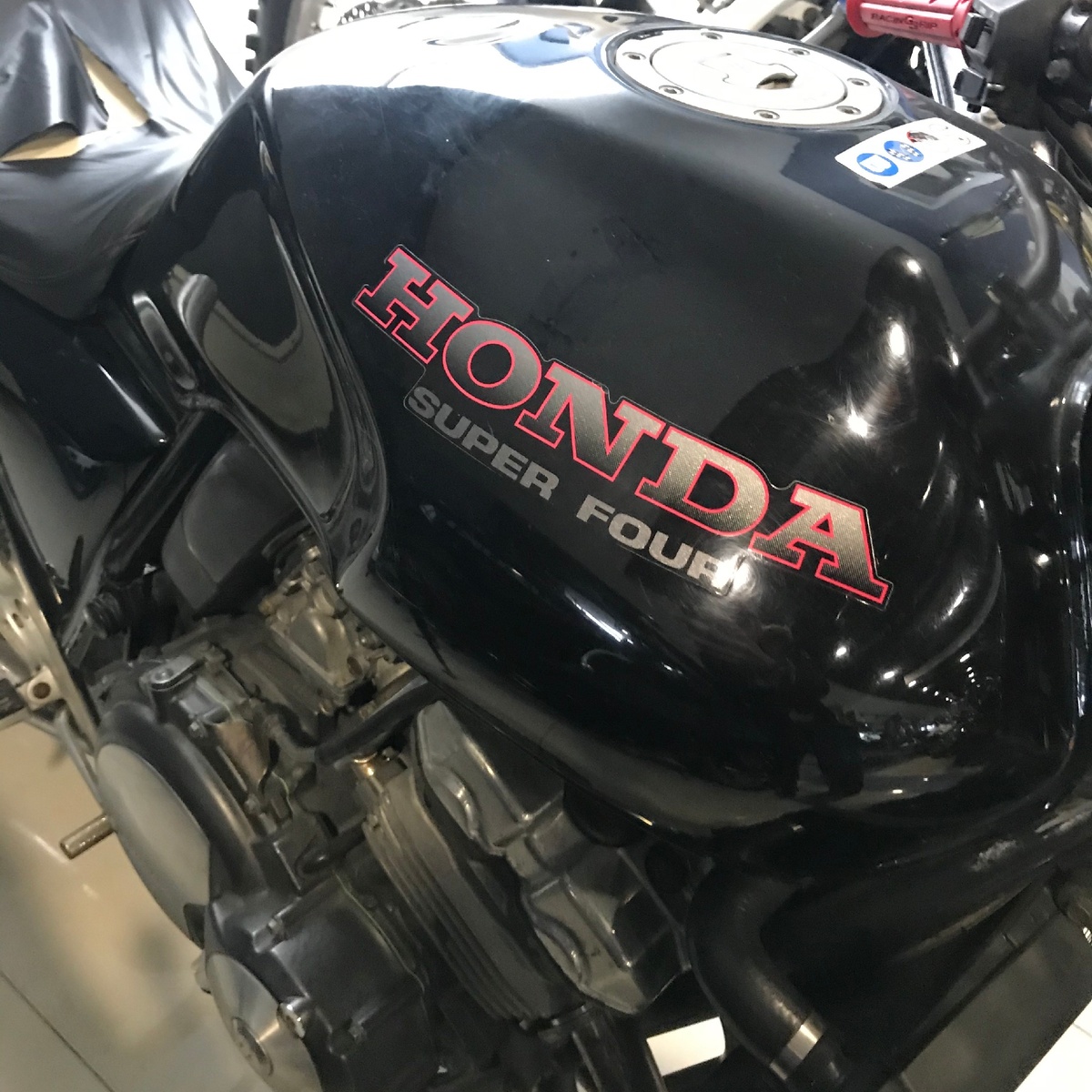 На мое удивление, такой великовозрастный экземпляр не имел каких-то притирок на бензобаке или коцыков на корпусе ->