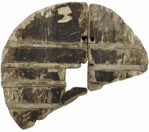 9. Словенское деревянное колесо: возраст 5200 лет

Колесо уже давно считается одним из самых важных изобретений человека. Без него не существовали бы современные машины, как и тележки, автомобили и многое другое. Построение чего-то большего, чем небольшой дом, было бы практически невозможным без средства для транспортировки большого количества материалов. Наиболее полное колесо вместе с осью из когда-либо найденных было обнаружено в болотах Любляны в Словении. Его возраст восходит приблизительно к 3200 году до нашей эры.
