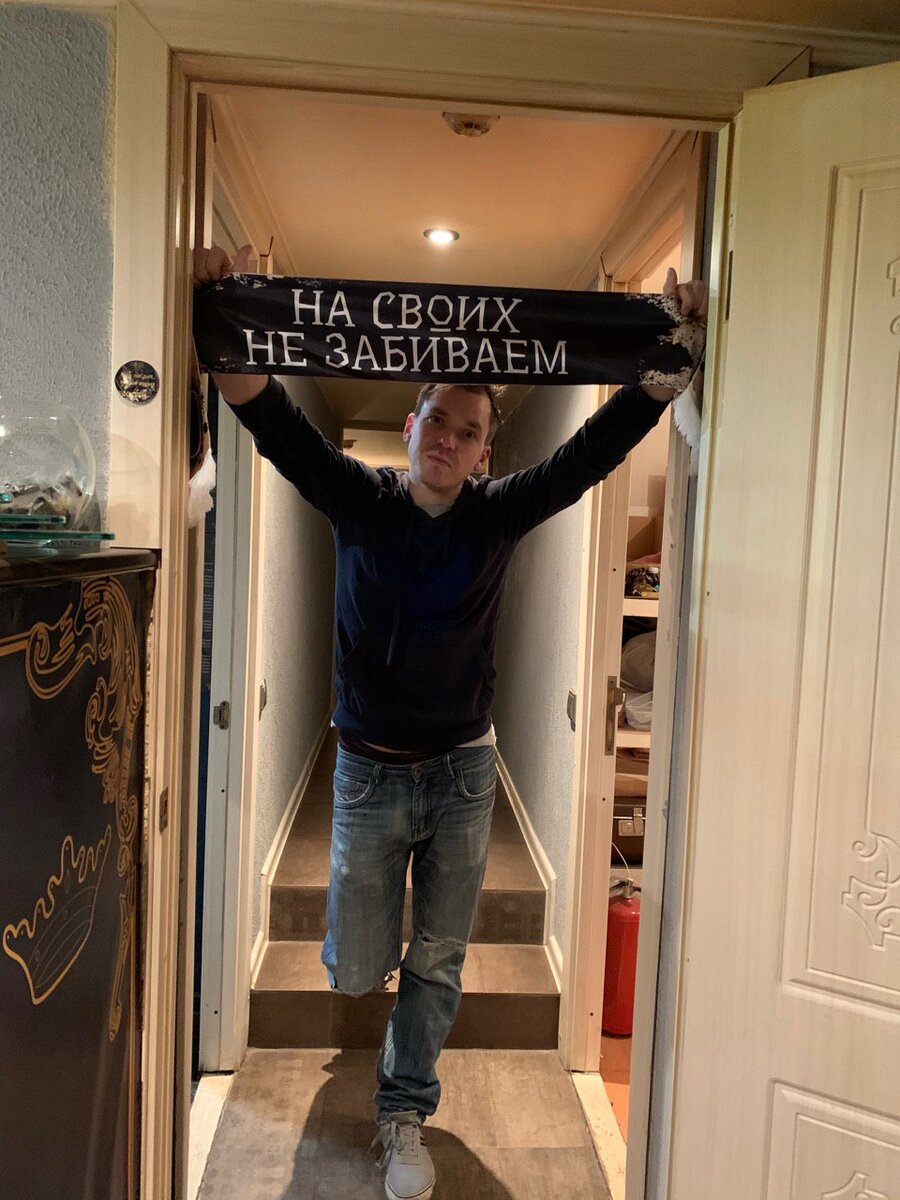 Автор книги в стенах Уникальной Кальянной Либерти в Петербурге.