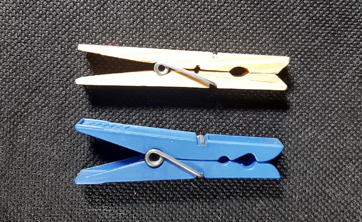 Пружина для бельевой прищепки. Как починить прищепку. Прищепка деревянная большая. Китайские палочки с прищепкой. Прищепки лайфхаки.