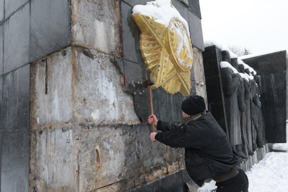 Порча памятников культуры. Вандализм памятника во Львове. В Украине сносят памятники советским воинам. Снесли памятник советским во Львове. Памятник советскому солдату во Львове.