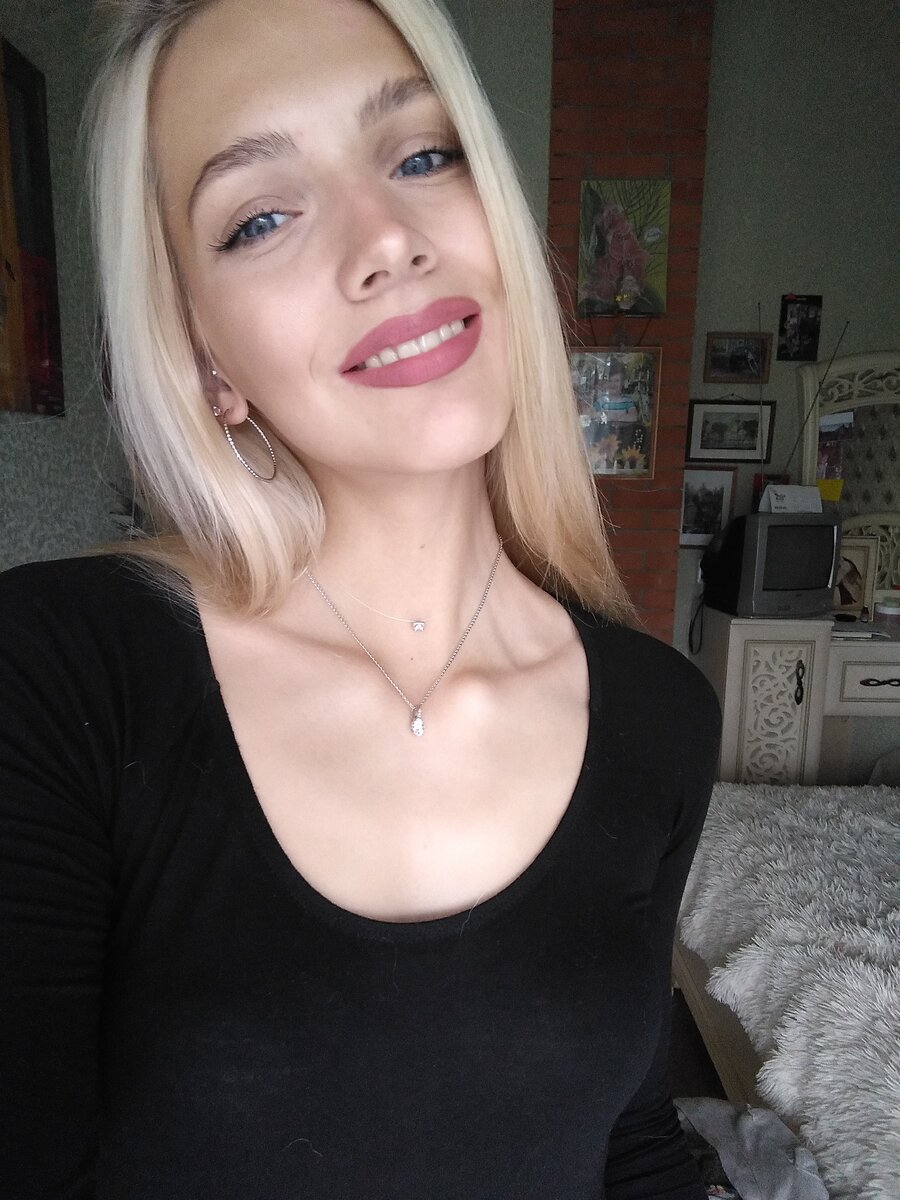 Фото специально подобрано без обработки. Свои синяки под глазами я старалась маскировать косметическими средствами, но усталость не скроешь, видно всё равно! 