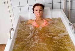 Нафталановая белая ванна.  Что это такое. 
Сегодня последними технологиями в нафталанолечении согласно требованием международного стандарта в нафталанской нефти должно отсутствовать ароматические углеводороды которые являются токсическими веществами и присутствуют в нем от 10 до 15 %. 
В Советском Союзе требование в 19 веке и фармакопейные статьи эти требование принимались и работали. Сегодня требование Всемирной Организации Здравоохранения запрещает использование а медицинских целях лечение минеральными веществами с присутствием токсических веществ что и принял Европейский Союз и другие страны эти требование. 
Переработав нафталанскую нефть и получить с очищенные фракции от иногородных веществ ,смол и ароматических углеводородов могут использоваться в нафталанотерапии во всех странах мира.Со времен Советского Союза разработанно было единственный продукт переработки нафталанской нефти согласно Технических Условий это обессмоленный нафталан с отсутствием полностью ароматических углеводородов т.е. очищенный от токсических веществ. Этот тип продукта содержит высокий процент нафтеновых углеводородов, стеранов, соединений, которые подобны стероидным гормонам и про-витамине D. Наша компания LLC AZEICG разработало впервые в истории нафталанотерапии оборудование для стерилизации нафталана (белого) обессмоленного при повторном использлвании в бальнеологической ванне и при проведении других методов лечении аппликации и т.д.