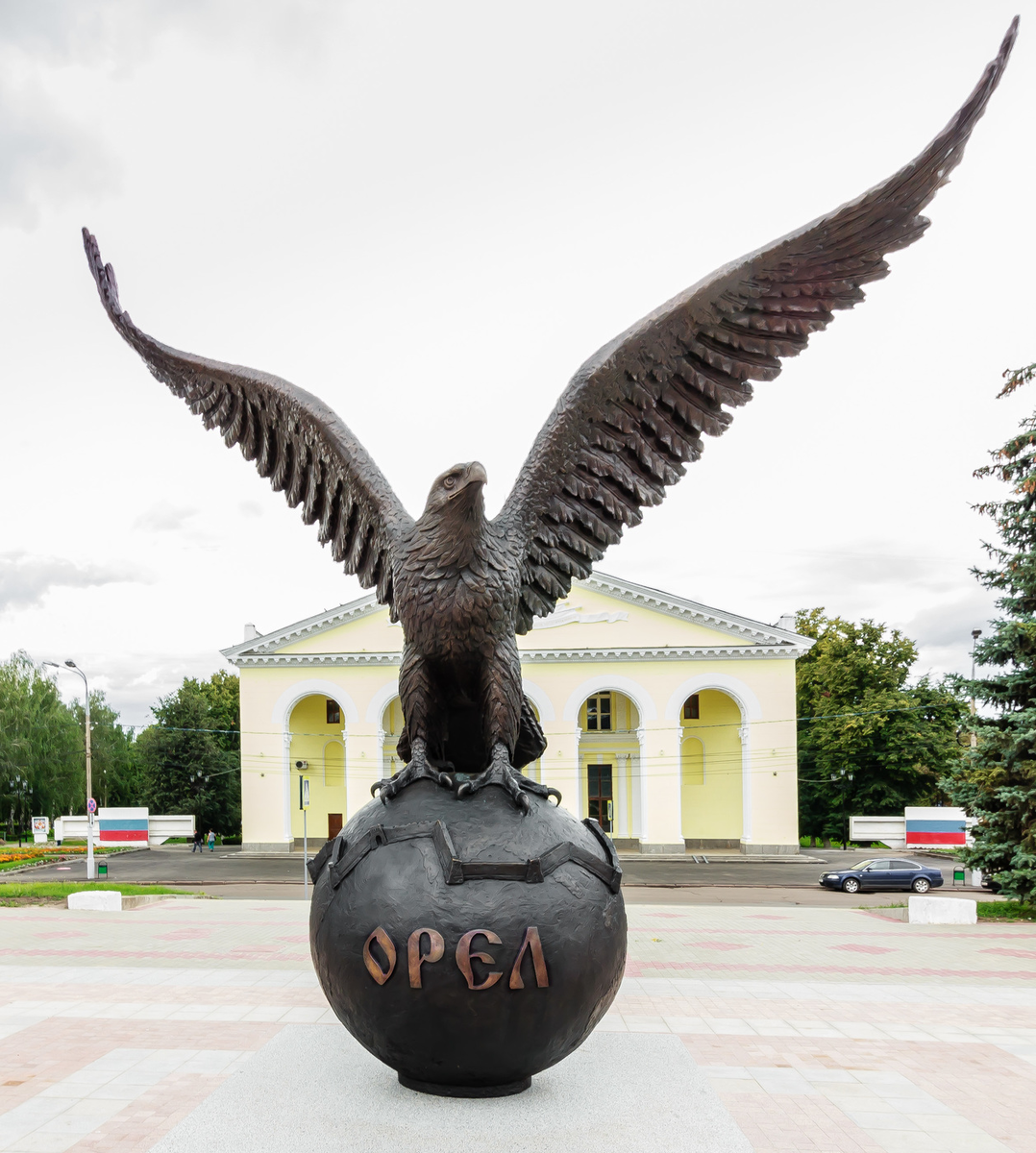 Привокзальная площадь город орёл. Город Орел памятник Орлу. Вокзальная площадь Орел. Орел памятник на ЖД вокзале.