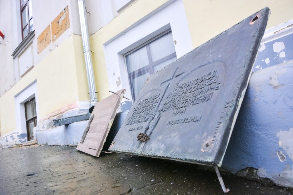 Со здания ТГМУ демонтировали незаконные мемориальные доски