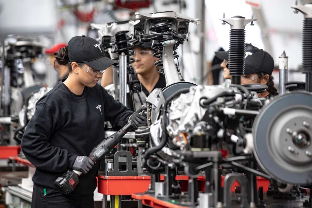 Завод Тесла Фримонт. Завод Тесла в США. Работники Тесла. Tesla рабочие завода.