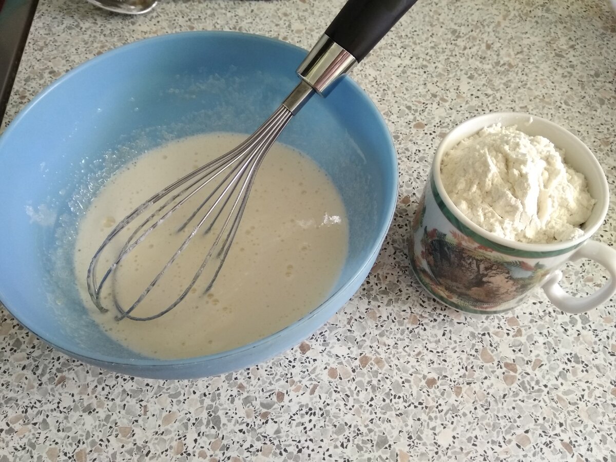 Яйца взбиваем с сахаром. 