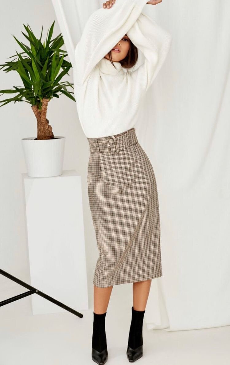 ▪️Длина мини
Трапеция, на запах, с оборками, с карманами.
.
▪️Длина миди
На запах, плиссе, карандаш, с пуговицами, с оборками.
.
▪️Длина макси
Струящиеся, со сборками.