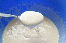 У вас должно получиться довольно густое тесто (если перевернуть ложку, оно скорее будет падать комками, чем стекать с неё). На самом деле уже после первого раза Вы сразу будете знать правильную консистенцию теста.