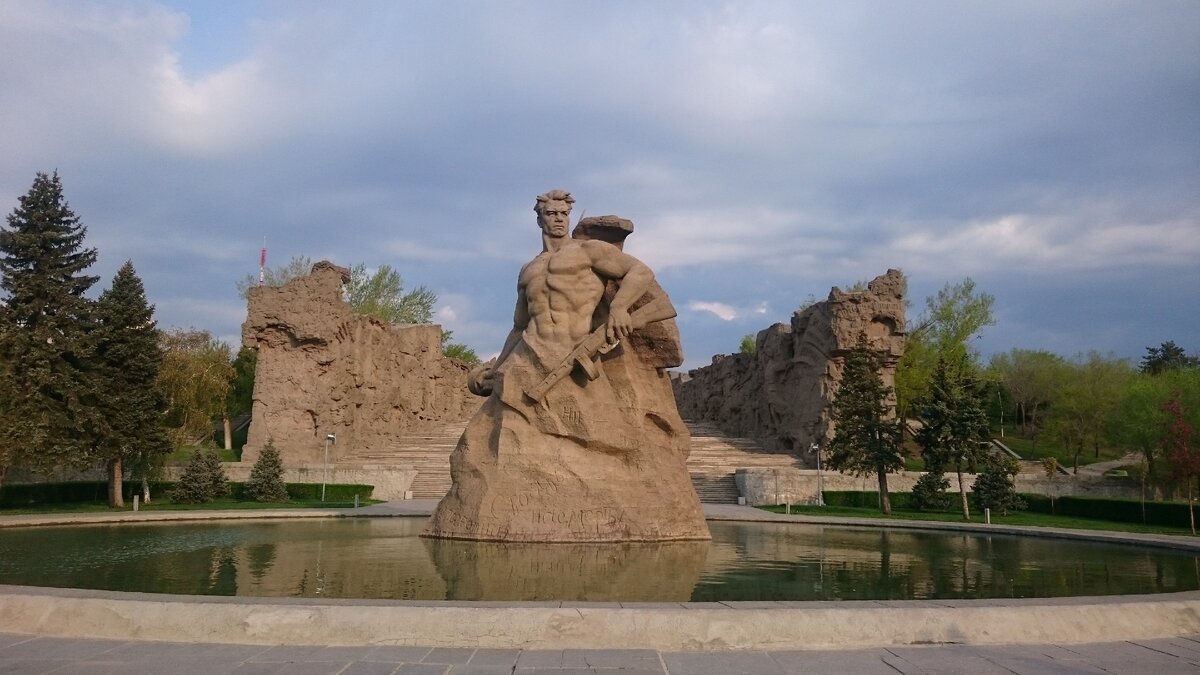 Площадь "Стоять насмерть". Мамаев курган (фото из личного архива автора)