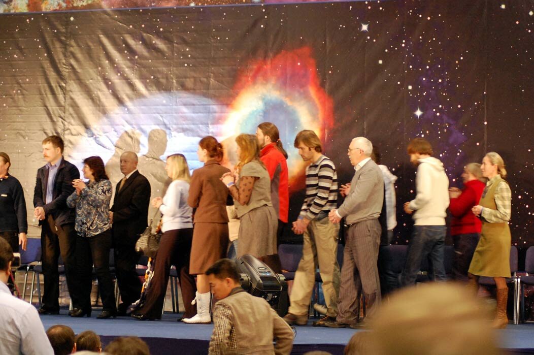 Первые счастливчики выходят на сцену со сцепленными руками