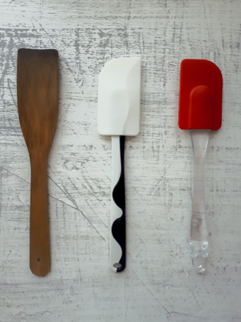 Деревянные и силиконовые лопатки.