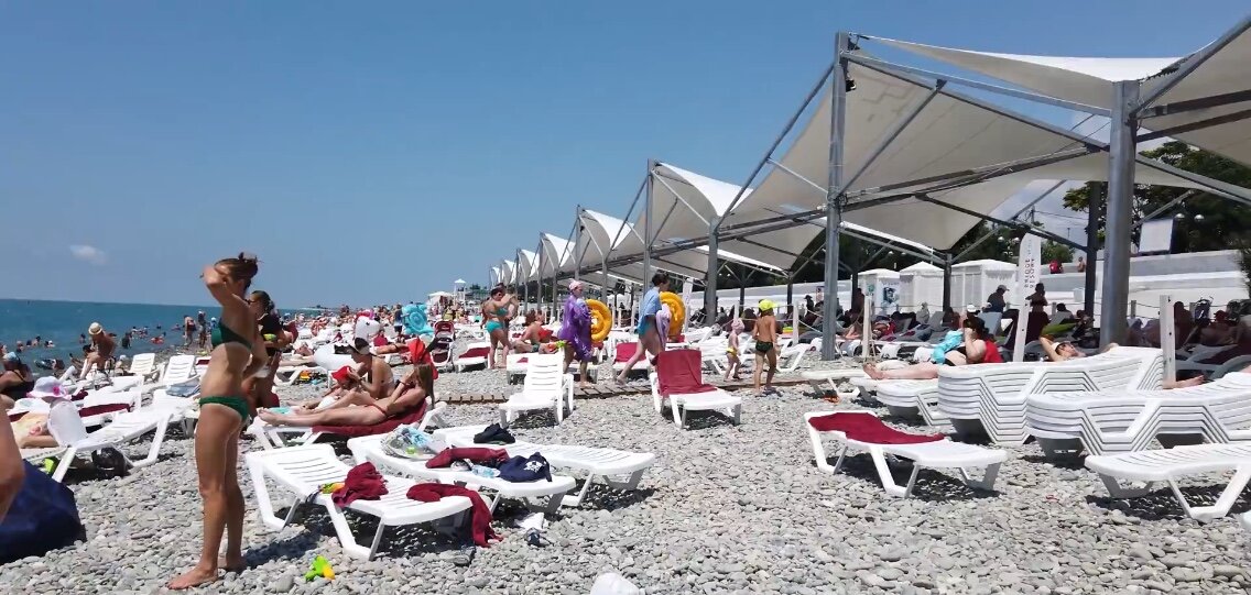 Это самая загруженная зона пляжа и даже на ней можно найти свободное местечко