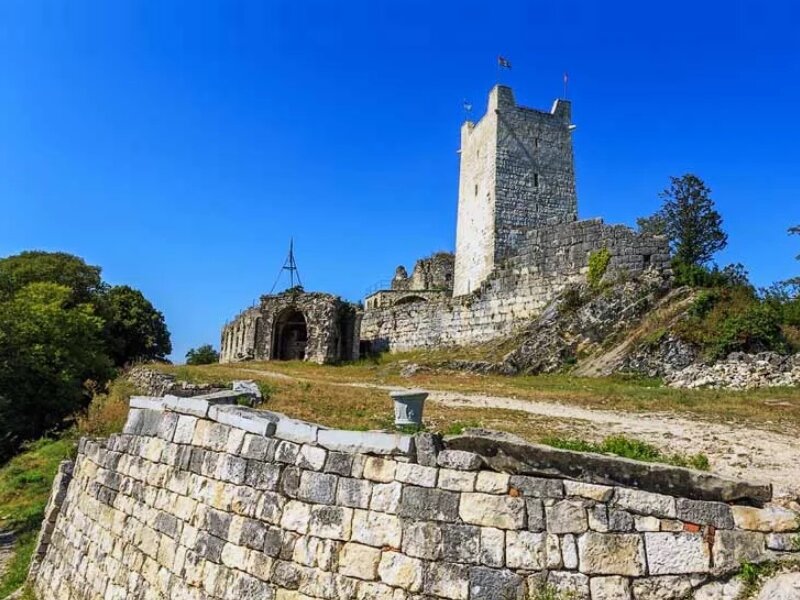 Фото с сайта: https://abkhazian.ru/community/chto-posmotret-v-abhazii/