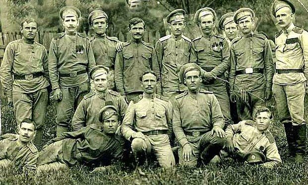 В  пламени этой борьбы «сгорели» великие монархии Габсбургов,  Гогенцоллернов и Романовых. В России за четыре военных года произошли  структурные преобразования в экономике, коммуникациях, национальном  объединении, в общественной системе. Первая мировая война сообщила  нынешнюю конфигурацию национальной проблеме. Война принесла небывалый  толчок технической индустриализации. Она при этом вскрыла необыкновенные  для той поры формы потери человеческого облика, на которые оказались  способны люди, наперекор всем давним достижениям культуры.