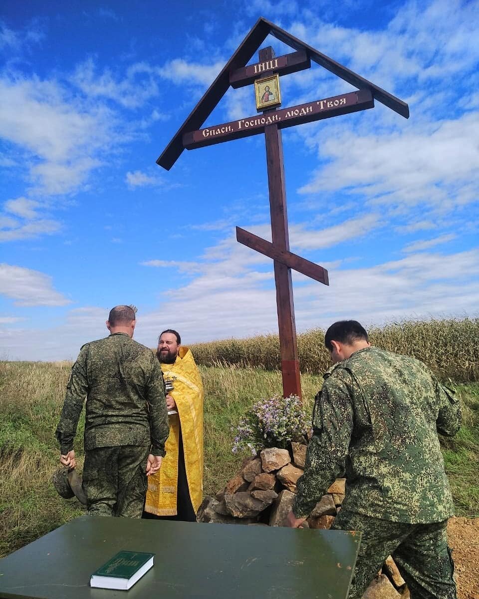 На фото: освящение поклонного Креста на въезде в Сергеевку