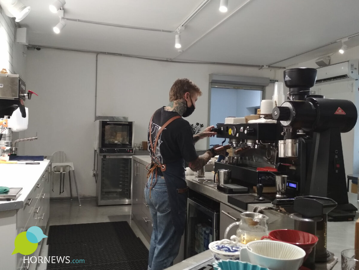 В момент угона Артем находился на работе. Он трудится бариста в кофейне