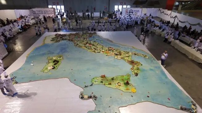 Большие и оригинальные торты, поразившие мир
Перед профессиональными кондитерами поставлена сложная задача – удивить искушенных сладкоежек. Новый вкус крема или победа в очередном конкурсе не заставит миллионы людей говорить о кулинаре, а вот создание торта, который станет самым-самым по значимым для сладкоежек признакам и попадет в знаменитую Книгу, сделает автора известным на весь мир.