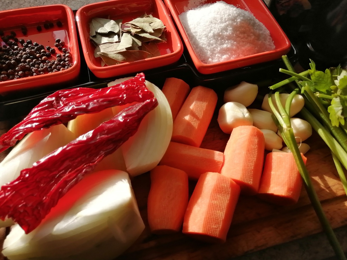 очищенные овощи и специи