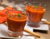 Нельзя употреблять никаких алкогольных напитков, так как это нарушает процесс устранения жира из организма. С диеты нужно сойти хотя бы за 24 часа до употребления любого алкогольного напитка. Назначенные лекарства принимать можно.