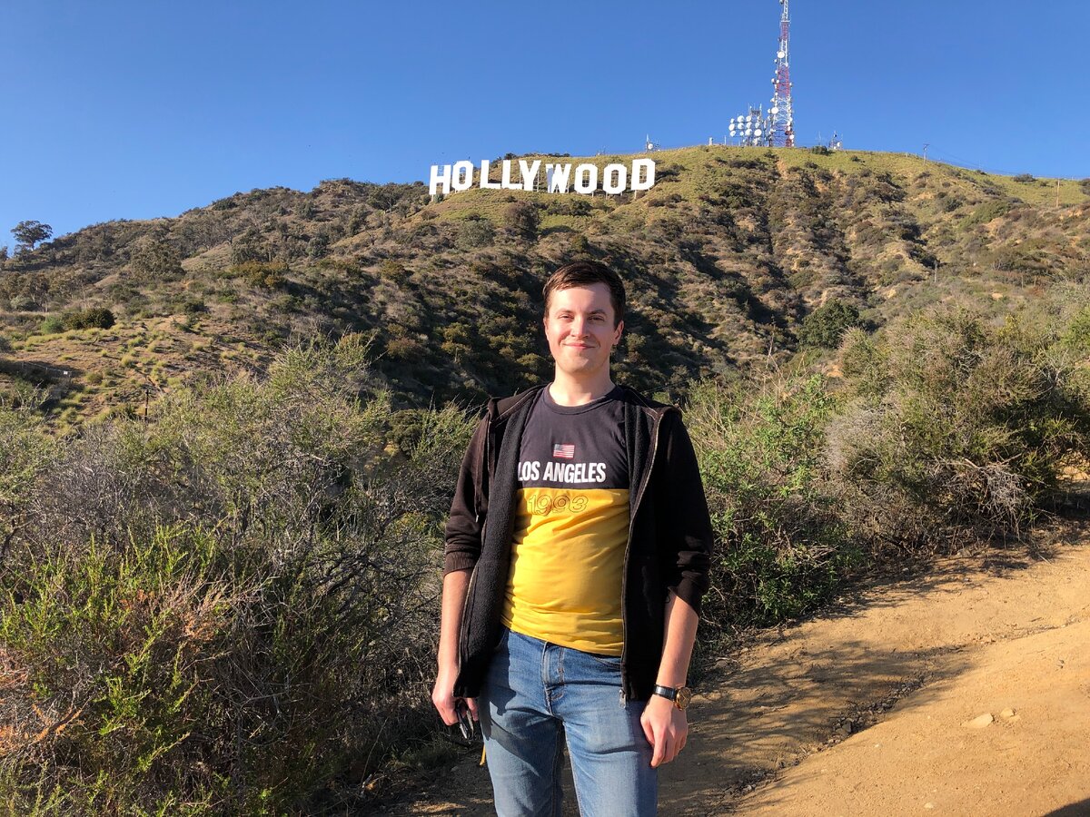 Это "пузико" появилось как раз таки из-за неправильного питания в Штатах. 
Зато на фоне знаменитой надписи HOLLYWOOD в Лос-Анджелесе :D