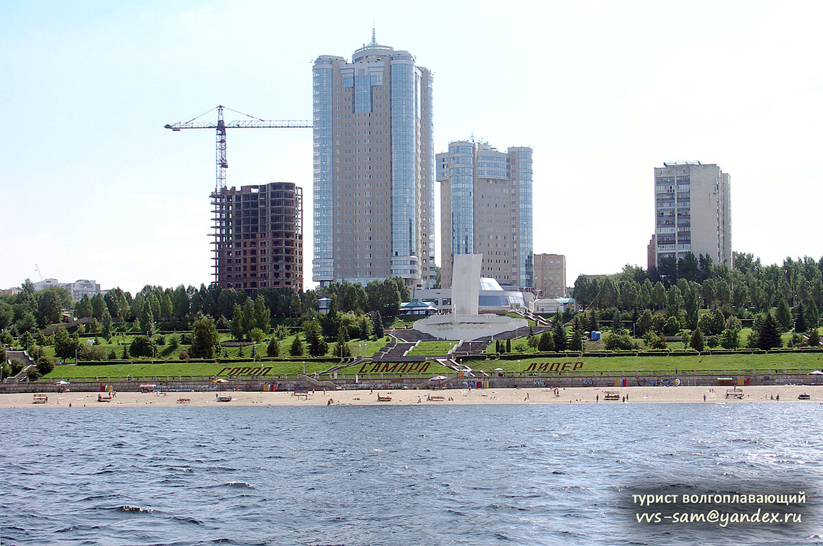 Стела «Ладья» расположена примерно посередине набережной. Фото 12.08.2006.