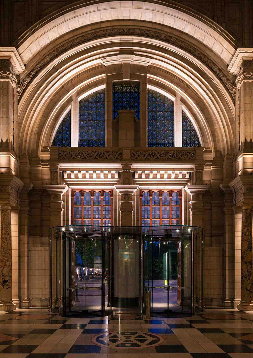 V&A MUSEUM
Лондон, Англия
Престижный музей Виктории и Альберта в Лондоне попросил DHA Designs of London пересмотреть свою осветительную установку для Большого входа в музей.