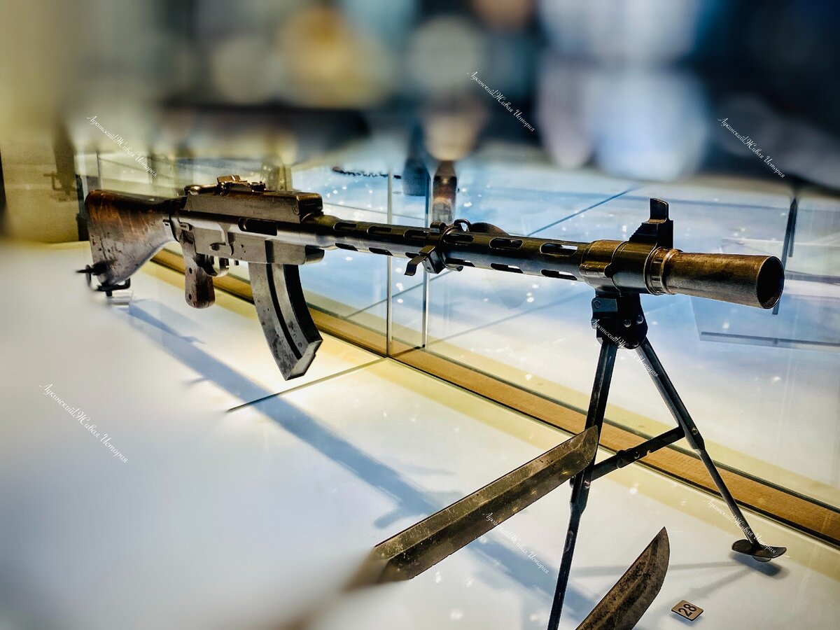 Пулемет  Лахти-Салоранта фабрика Ювяскюля: калибр 7,62 мм, длина 120 см, вес 10 кг 