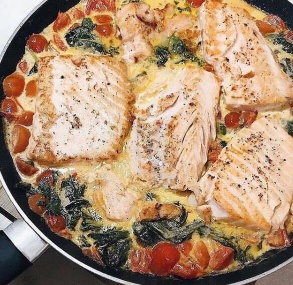 📍КБЖУ на 100 грамм - 127/13,5/7/1,5 Общий вес продукта ~ 1700 гр.
⠀
📍Ингредиенты:
🔹Оливковое масло для смазки сковороды ~ 1 ч.л.
🔹Лосось 900 гр
🔹Специи по вкусу
🔹Чеснок 2 зубка
🔹500 гр Черри томатов
🔹300 гр шпината
🔹100 мл 30% сливок
🔹Пармезан 100 гр
🔹Свежий базилик по вкусу
🔹Сок лимона 1/2 ст.л

👩🏻‍🍳Приготовление:
⠀
1️⃣Разогреваем большую сковородку с оливковым маслом на большом огне.
⠀
2️⃣Снимаем кожицу с лосося,солим и перечим с двух сторон. Жарим лосось по 5 минут с каждой стороны.
⠀
Выкладываем лосось на бумажные полотенца и даем там полежать.
⠀
3️⃣Чистим два зубка чеснока, мелко нарезаем и бросаем на горячую сковородку. Разрезаем помидор пополам и добавляем в сковороду.
⠀
Солим, перечим и тушим до мягкости. Добавляем 300 гр шпината, накрываем крышкой и тушим все вместе.
⠀
Вливаем сливки, посыпаем пармезаном, перемешиваем и выкладываем рыбку сверху.
⠀
4️⃣Пара минут, сверху свежий базилик, лимонный сок и можно подавать.
⠀
ПРИЯТНОГО АППЕТИТА! ❤