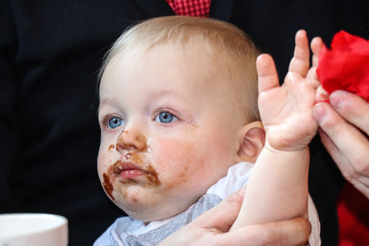 Именинник попробовал торт