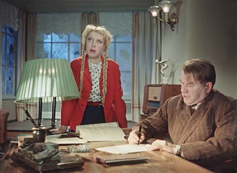 Кадр из фильма «Карнавальная ночь» (1956). Скрин экрана. Фоном - статуэтка «Пловчиха».