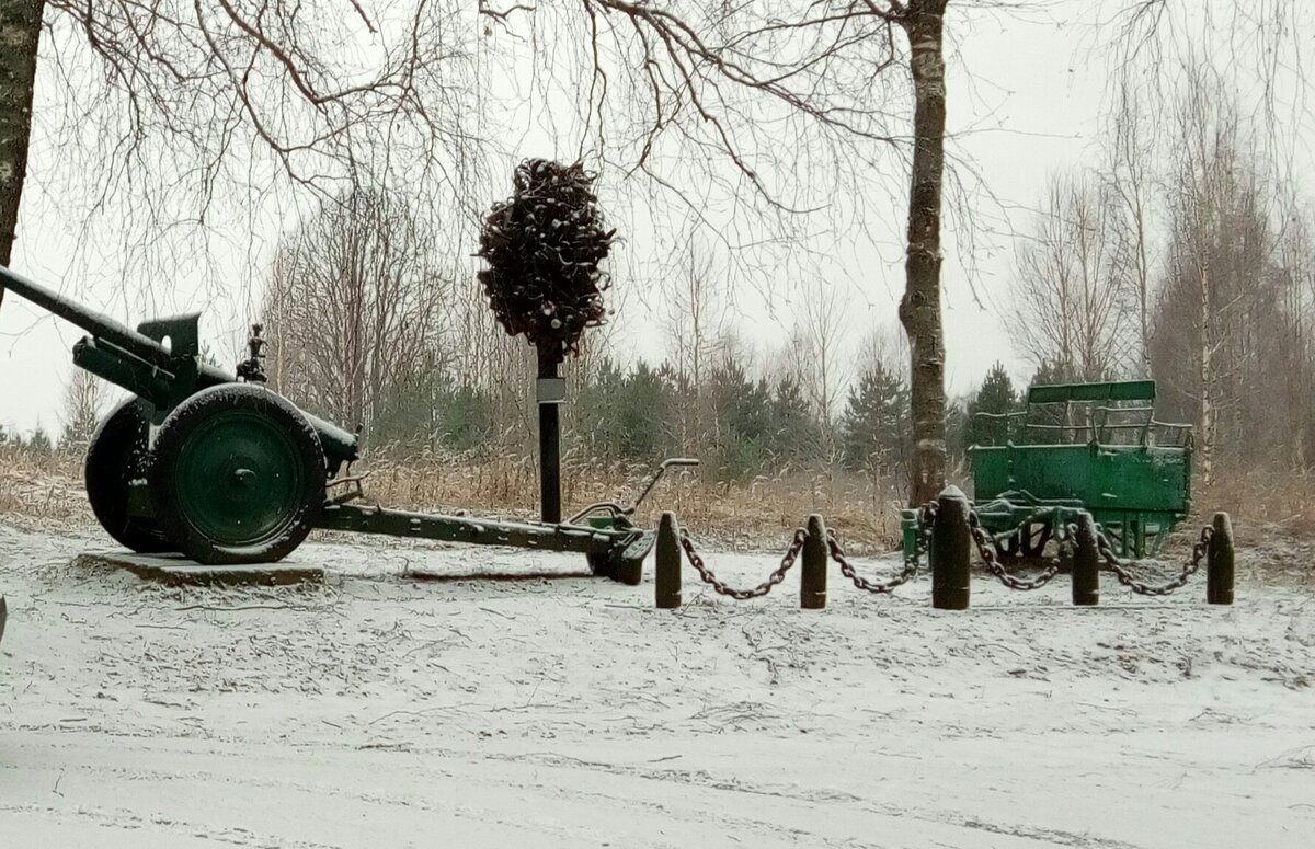 Пушка собрана в 1927 году. Бьёт на 13км. Использовалась в ВОВ. Мемориал под Демянском