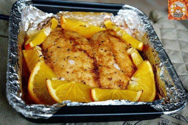 ​​Куриная грудка запеченная с апельсинами: фитнес-ужин! 


Ингредиенты:
Куриная грудка - 700 г
Апельсин -1 шт
Специи - по вкусу
Соль, перец - по вкусу

Приготовление:
Разрезать куриную грудку вдоль, так что бы получились кармашки. Посолить, поперчить. В кармашки положить дольки апельсина без перегородок, положить в фольгу и запечь в духовке минут 20-30.
Украсить и можно подавать
Приятного аппетита!