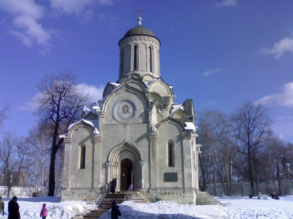 Спасский собор монастыря - старейший каменный собор Москвы.