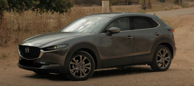 Дизайн передней и левой части кузова Mazda CX-30 2020 года.