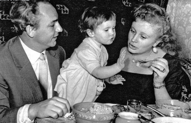 Фото: foto-history.livejournal.com актеры Алла Ларионова и Николай Рыбников с дочерью