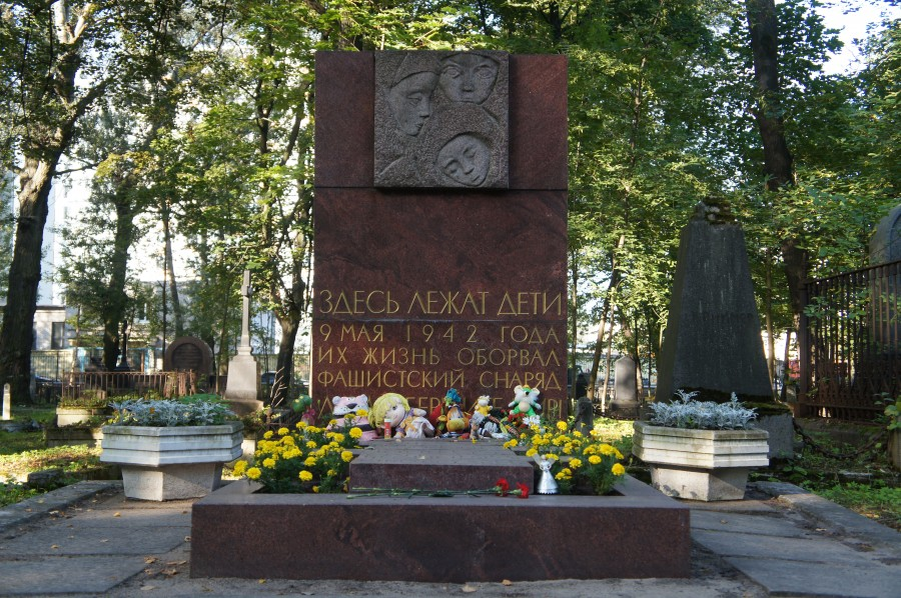 Кладбище остров декабристов в санкт-петербурге. 214 детей в ейске в 1942. Лычково памятник. Братская могила дети. Памятник в ейске погибшим детям.