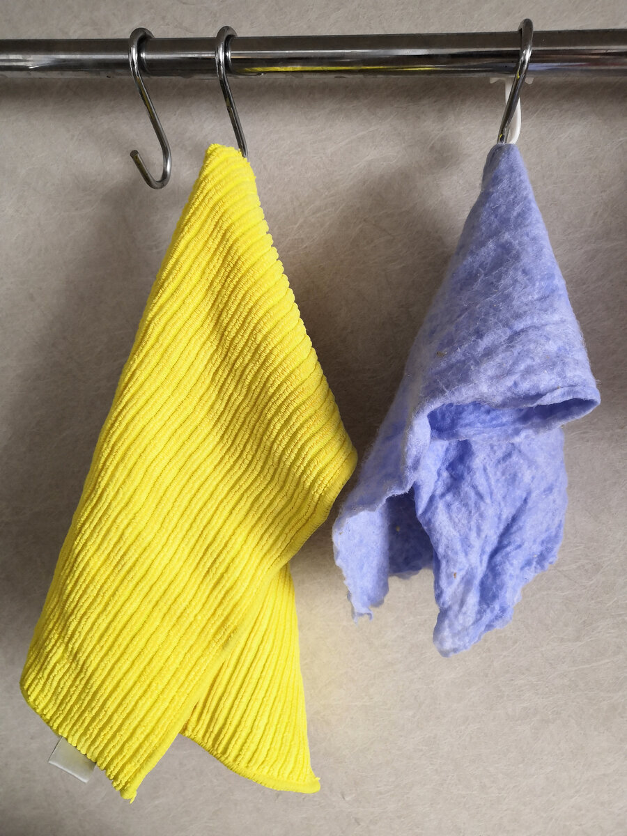 На фото желтая салфетка от Гринвей спустя месяц использования и вискозная салфетка типа "Фрекен бок"- ей всего день😏