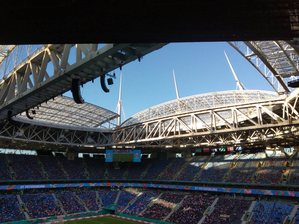 Открытая крыша стадиона в Санкт-Петербурге