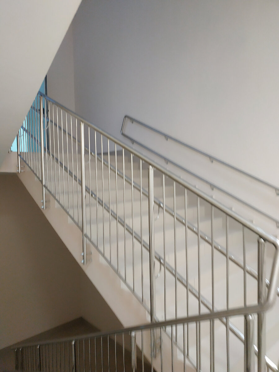 В пустой школе тишина. Только иногда слышны шаги тех, кто не смог закончить учебный год вовремя.