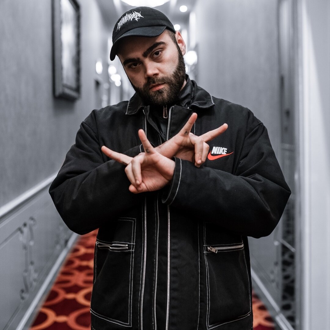 Давид Вачаганович Джангирян (род. 13 ноября 1992 года, Нижневартовск, Россия), более известный под сценическим псевдонимом Jeembo — российский хип-хоп-исполнитель армянского происхождения, автор песен, бывший участник творческих объединений «Dead Dynasty», «YungRussia» и «Booking Machine». В своей дискографии имеет 1 студийный альбом, 4 мини-альбома и несколько синглов.