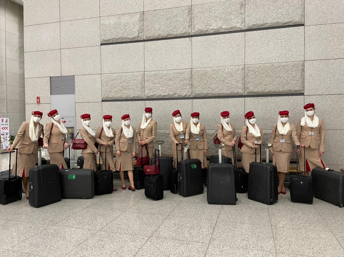 Наша команда. У каждой по 2 чемодана и сумочка.