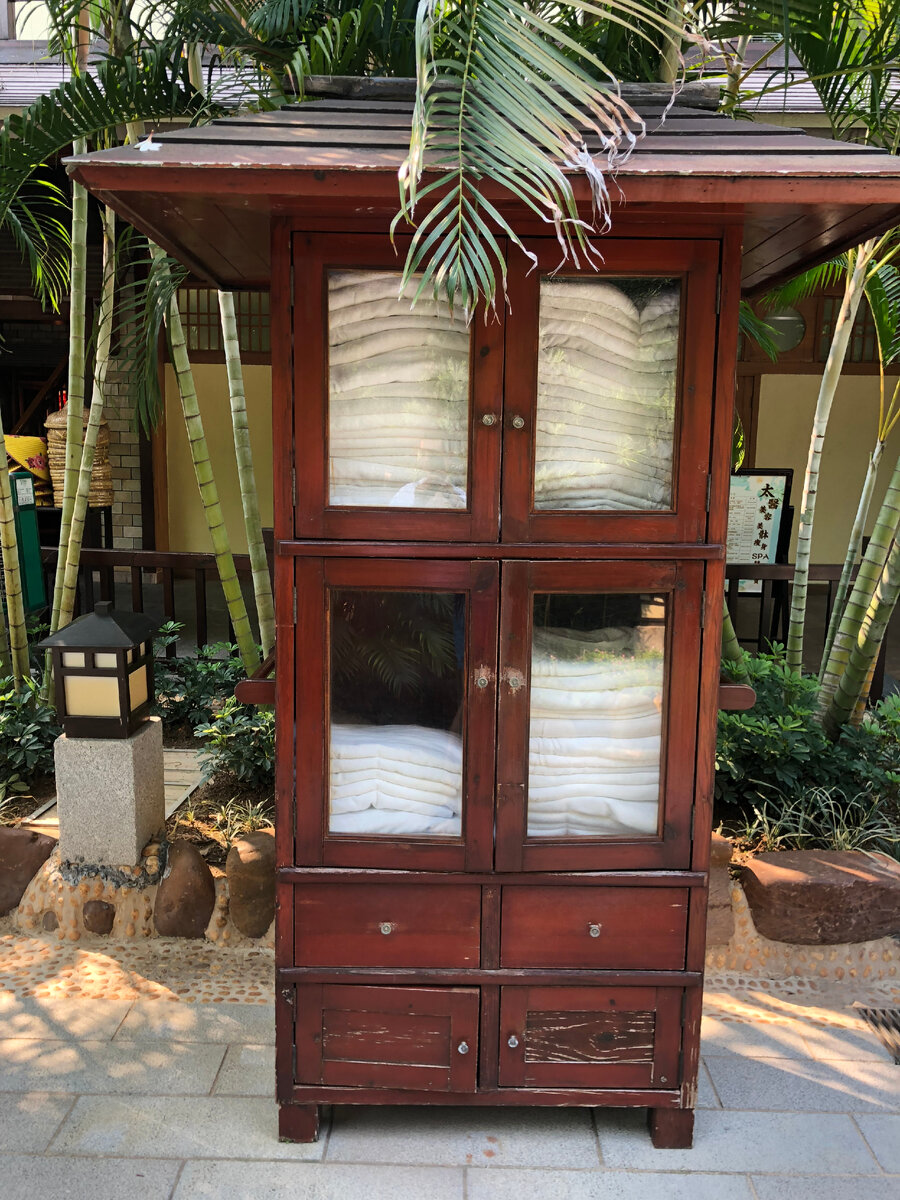 Менять полотенце можно после каждого источника, чтобы не ходить с мокрым