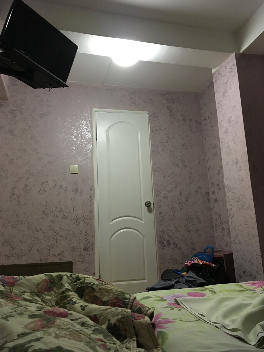 Моя первая комната в Сочи. Потом я их сменю столько, что собьюсь со счёта.