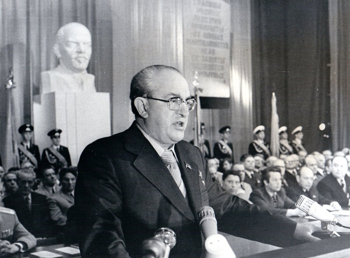 Председатель КГБ СССР Ю.В.Андропов выступает на торжественном заседании, посвященном 60-летию погранвойск СССР. Клуб им. Ф.Э.Дзержинского, г. Москва, 1978 г. Фото неизвестного корреспондента журнала «Пограничник»