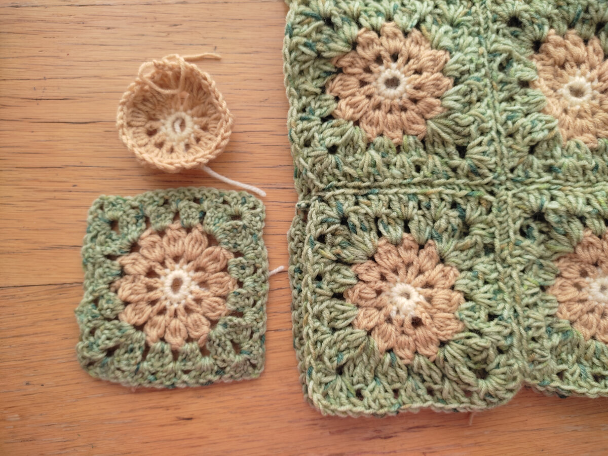 Мой квадратик слева, он меньше