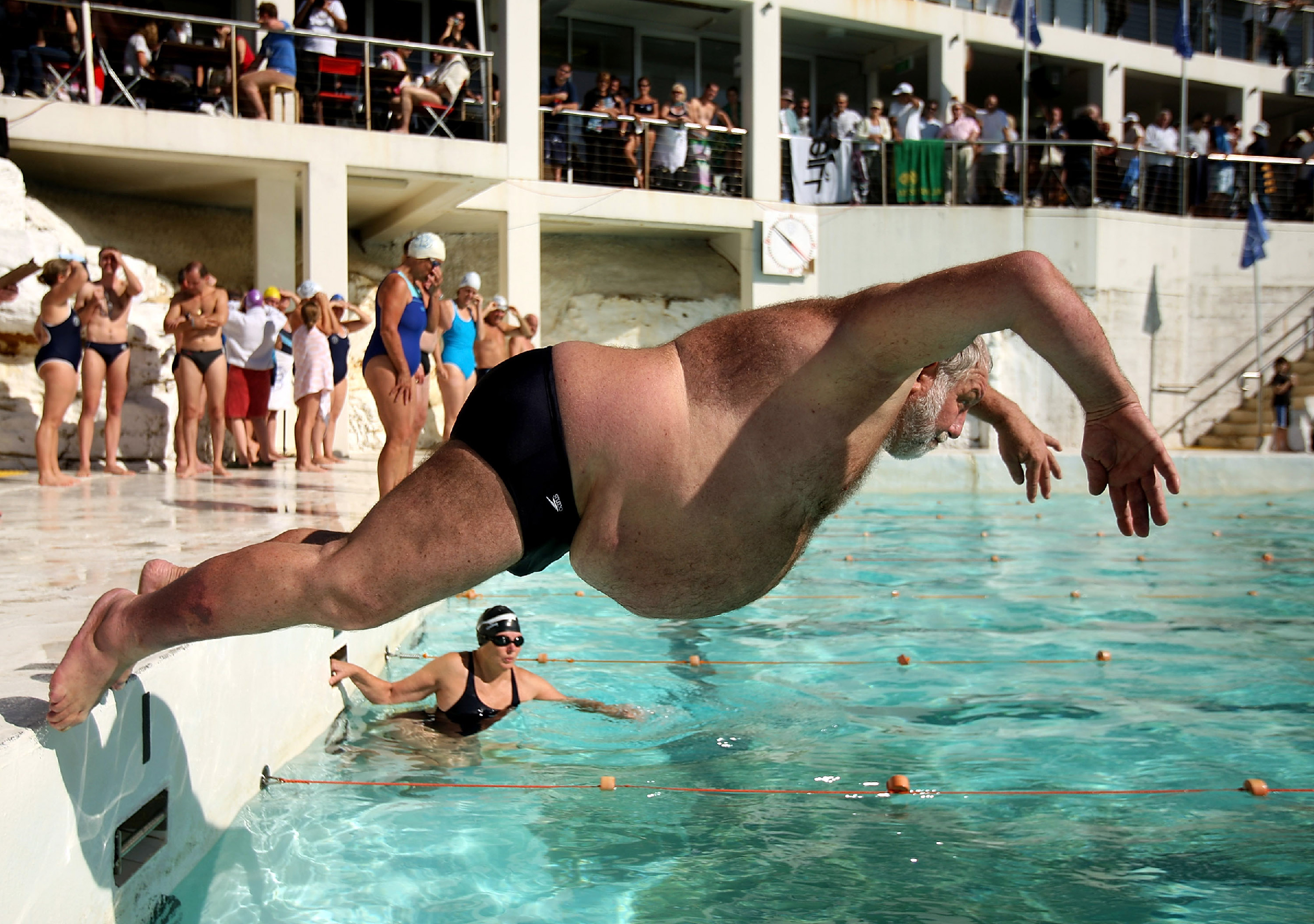Видеоролики про жизнь. Толстый прыгает в бассейн. Смешные бассейны. Человек прыгает в воду. Смешные прыжки в воду.
