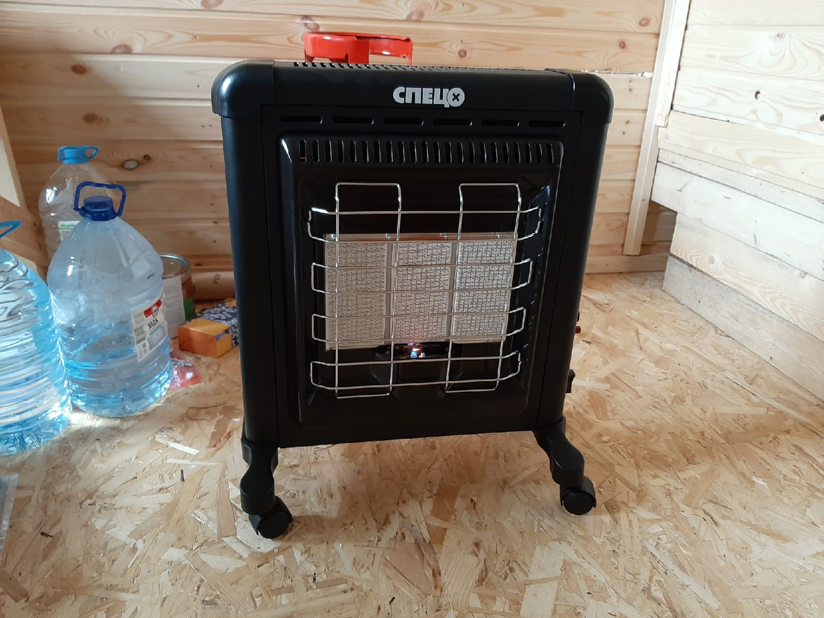 На колёсиках, но можно и на стену повесить - ещё меньше пространства займёт